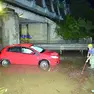 Un'auto bloccata nell'acqua durante uno dei nubifragi a luglio