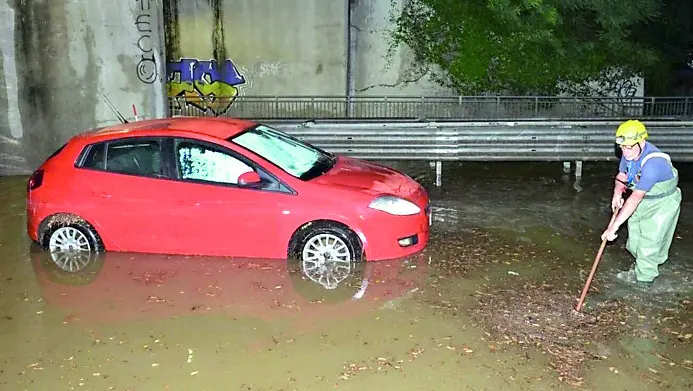 Un'auto bloccata nell'acqua durante uno dei nubifragi a luglio