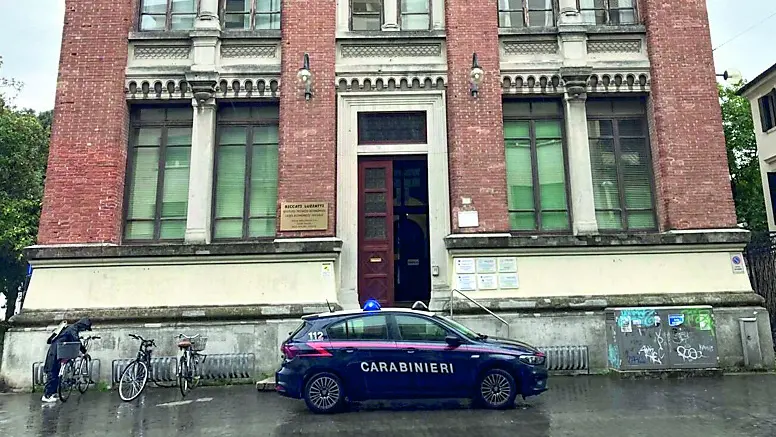 La pattuglia dei carabinieri davanti alla sede del Riccati in piazza Vittoria per il confronto con la preside