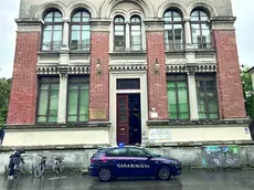 La pattuglia dei carabinieri davanti alla sede del Riccati in piazza Vittoria per il confronto con la preside