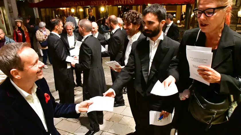 I volantini di protesta distribuiti dagli orchestrali fuori dalla Fenice