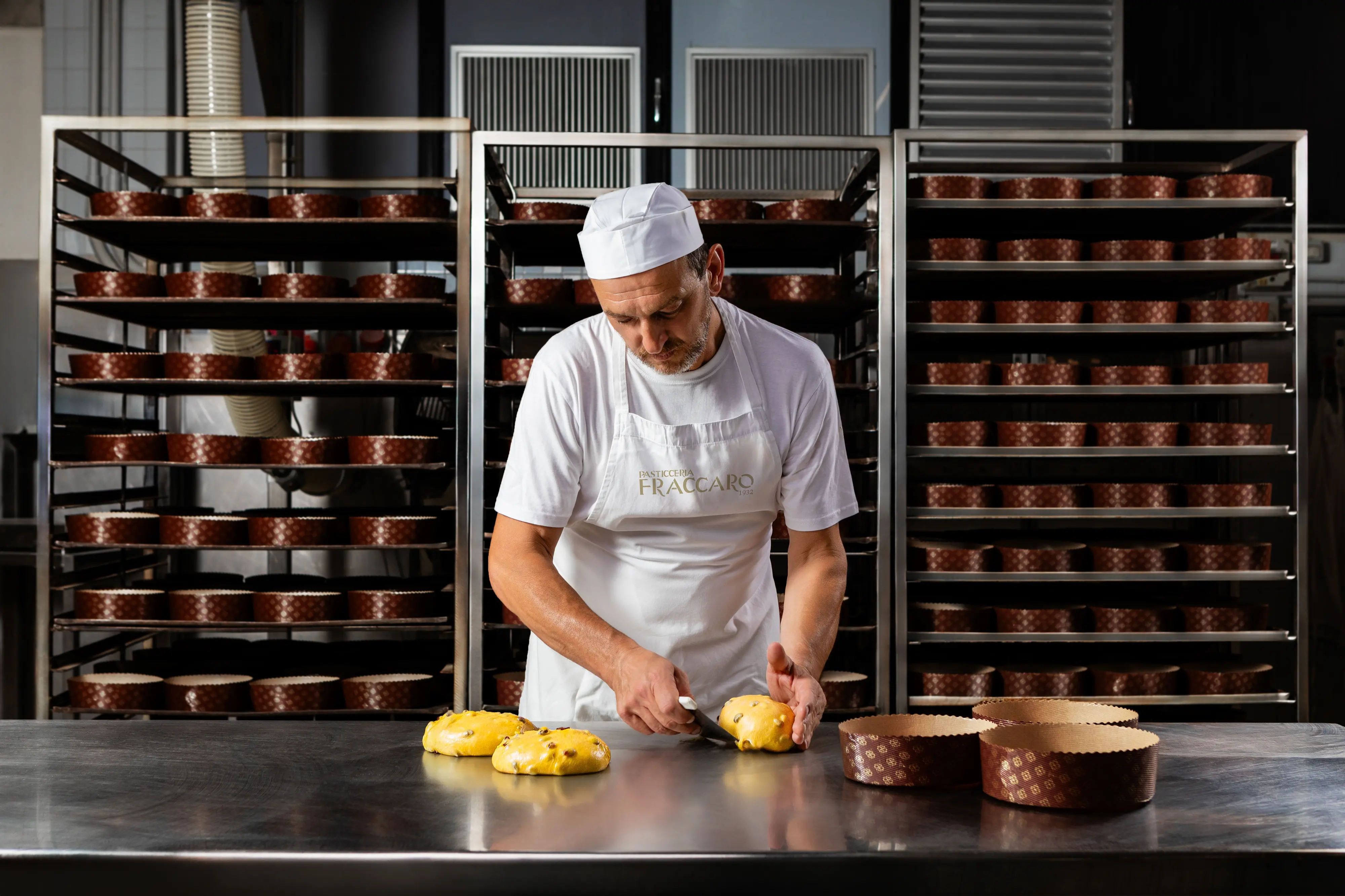 Un addetto della Pasticceria Fraccaro mentre crea i panettoni nel laboratorio di Castelfranco