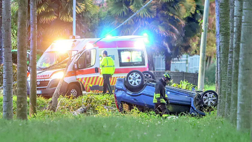 La Ford Fusion cappottata dopo essere finita contro un albero a Castelfranco