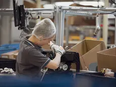 Una operaia al lavoro in linea