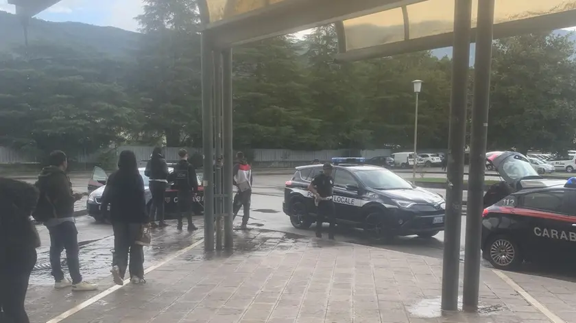 L'arrivo di carabinieri e vigili urbani alla stazione delle corriere di Vittorio Veneto
