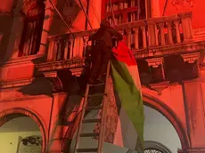 Il manifestante che ha appeso la bandiera della Palestina sul Municipio di Mestre