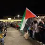 Il corteo dei Pro Pal di fronte all'ospedale Ca' Foncello di Treviso