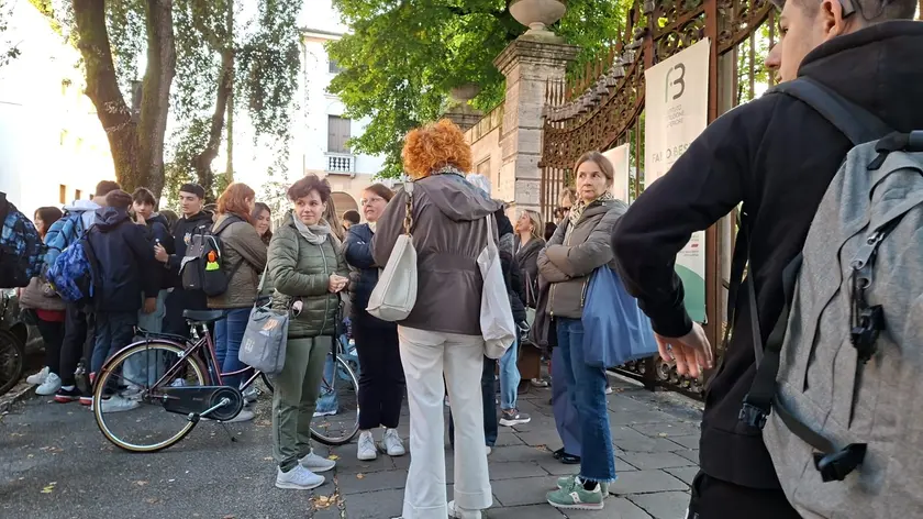 Studenti e docenti fuori dal Besta di Treviso davanti al cancello incatenato