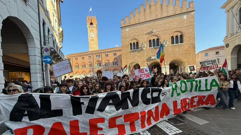 Il corteo ProPal in piazza dei Signori a Treviso (ph Colussi /Fotofilm)