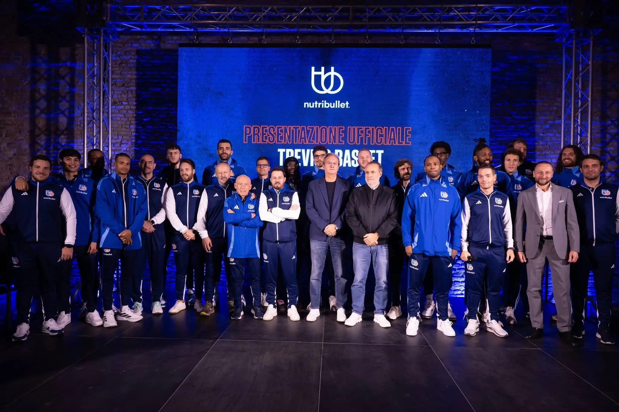 Squadra, staff e dirigenti di TvB durante la presentazione alla Loggia dei Cavalieri