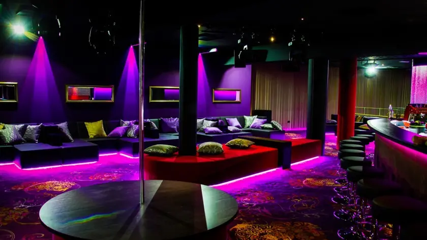 Violenza sessuale sulla ballerina del night club, 28enne a processo