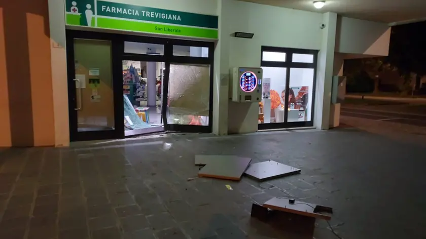Auto come ariete: furto alla farmacia di San Liberale a Treviso