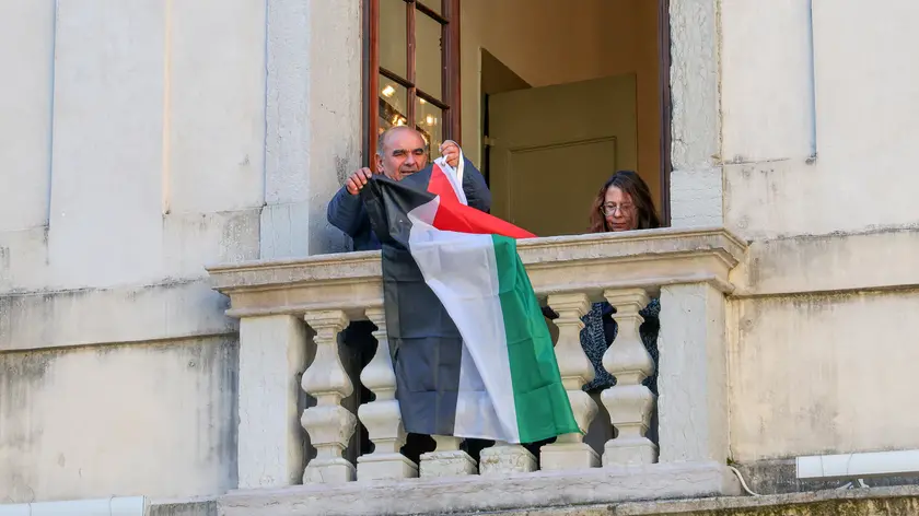 Il sindaco di Asolo con la bandiera della Palestina