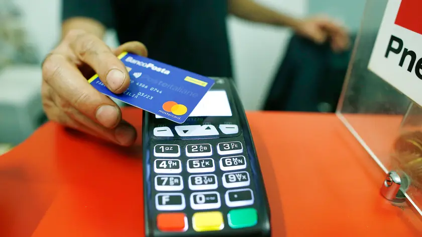 Badante compra vestiti con il bancomat dell'anziana
