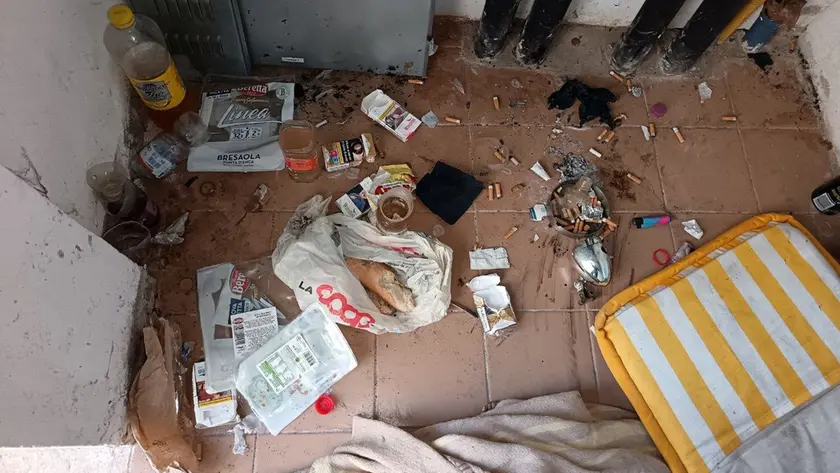 Uno spazio di Casa Barbarella occupato dall'uomo senza fissa dimora