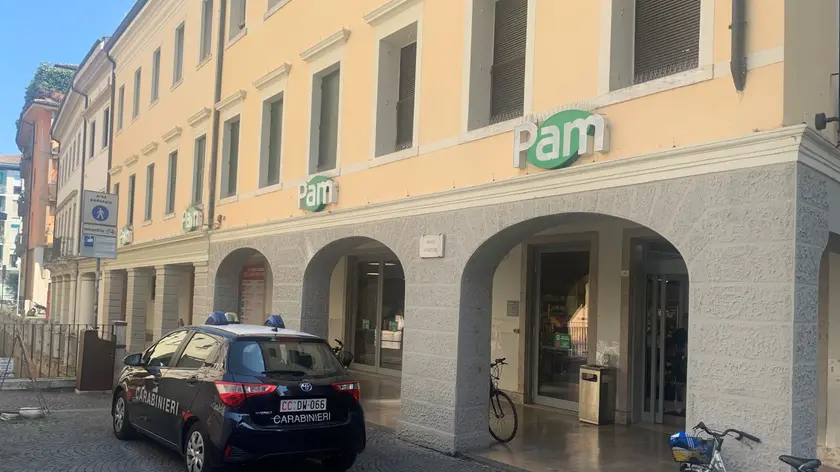 Carabinieri davanti al Pam di Treviso