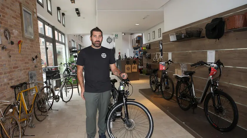 Matteo Drusian nel suo negozio