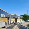Un bus alle prese con la nuova rotatoria