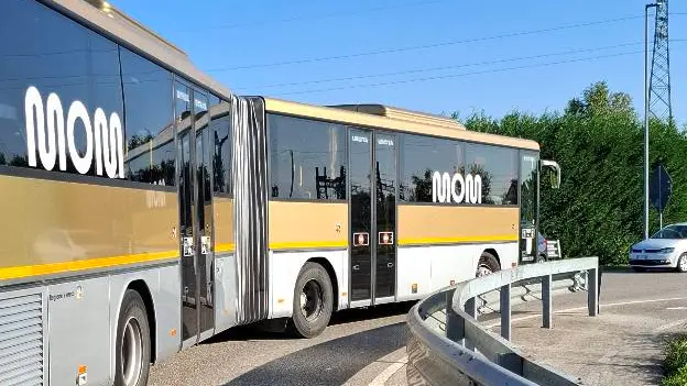 Un bus alle prese con la nuova rotatoria