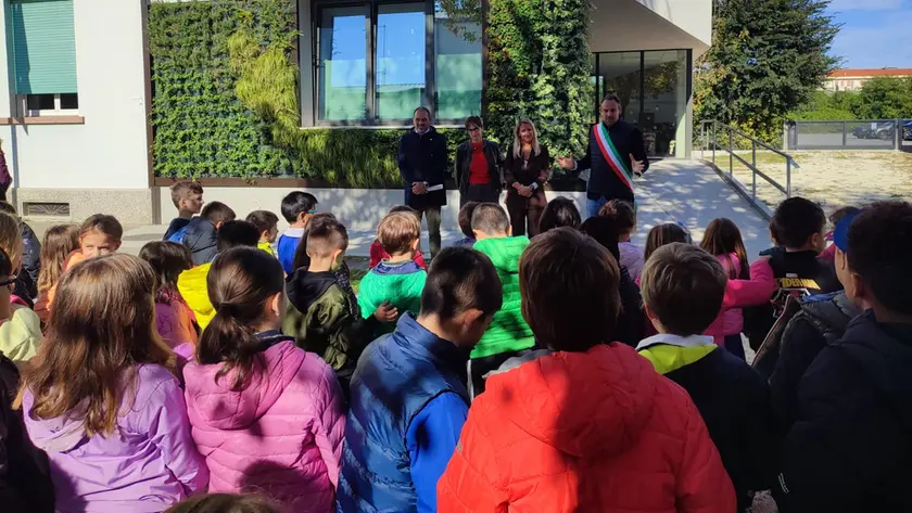 L'inaugurazione della parete verde alla primaria Carrer
