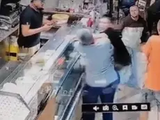 Il pugno di Battistella a Tominaga in un frame della videosorveglianza