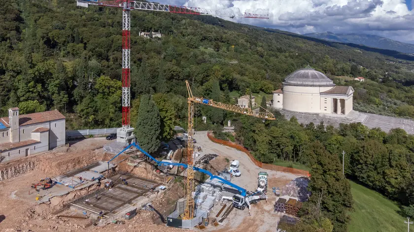 Il cantiere vicino al tempio del Canova