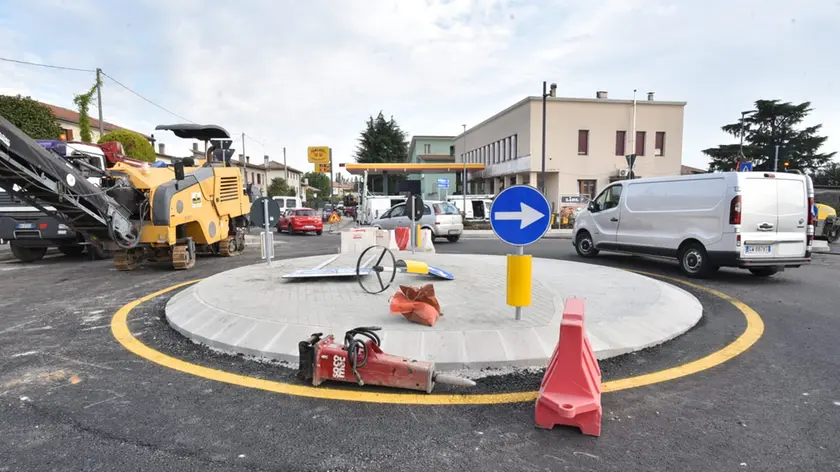 La nuova rotatoria davanti al supermercato