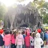 Giovanna Burigotto assieme ai bambini dell'asilo