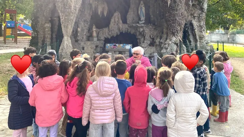 Giovanna Burigotto assieme ai bambini dell'asilo