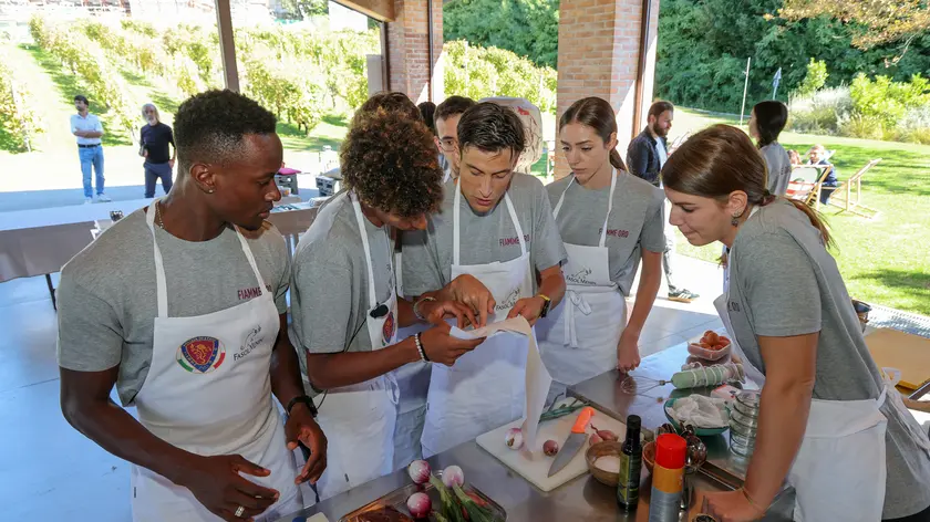 Le Fiamme Oro durante la sfida culinaria a Valdobbiadene