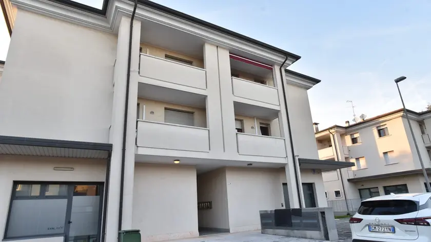 La palazzina in cui si trova lo studio dentistico a Tezze