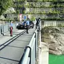Un momento del salvataggio del trentenne sulla diga di Ravedis