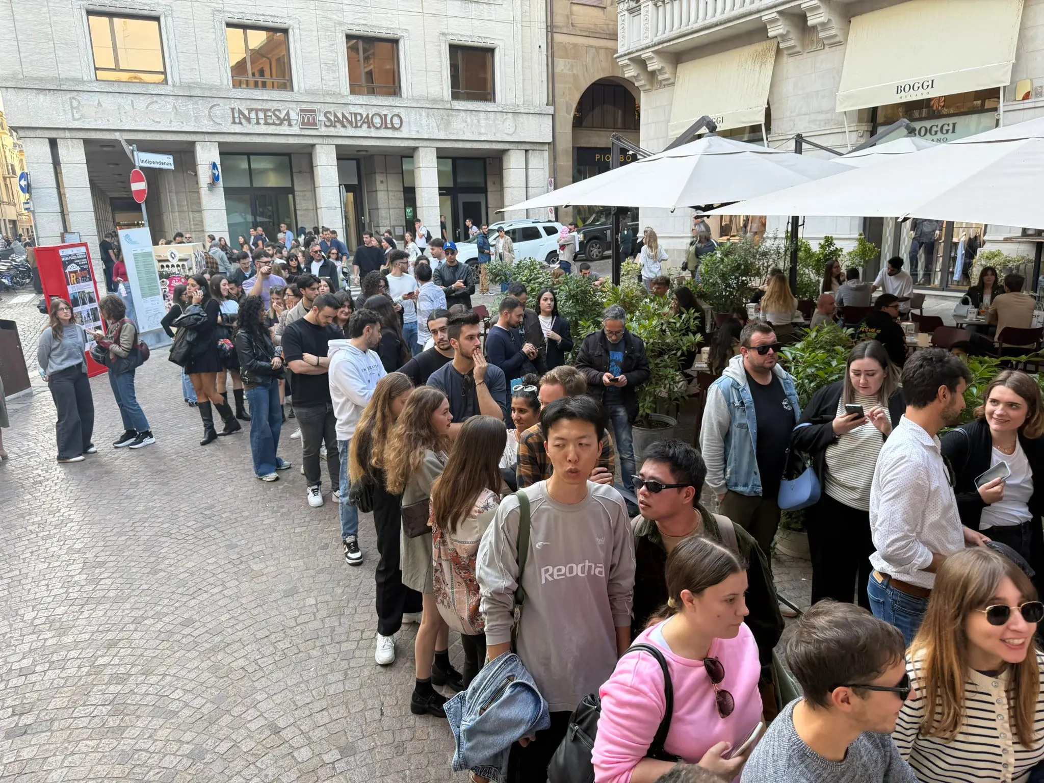 Coda di appassionati alla Loggia dei Cavalieri per il tiramisù