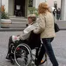 Un anziano con una badante