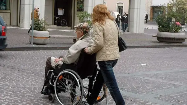 Un anziano con una badante