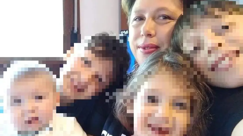 La rumena Anica Panfile assieme ai figli