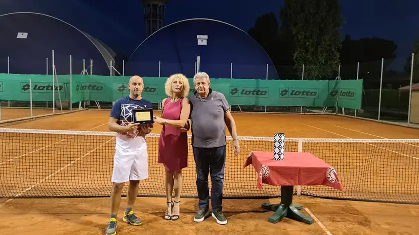 Renato Pravato a destra durante una premiazione