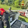 Un intervento dei vigili del fuoco in una palazzina nella Marca