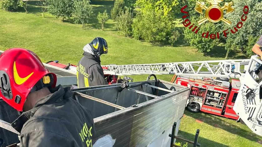 Un intervento dei vigili del fuoco in una palazzina nella Marca