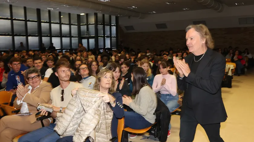 Red Canzian al “Fermi” sprona gli studenti: «Non abbiate paura di fallire»