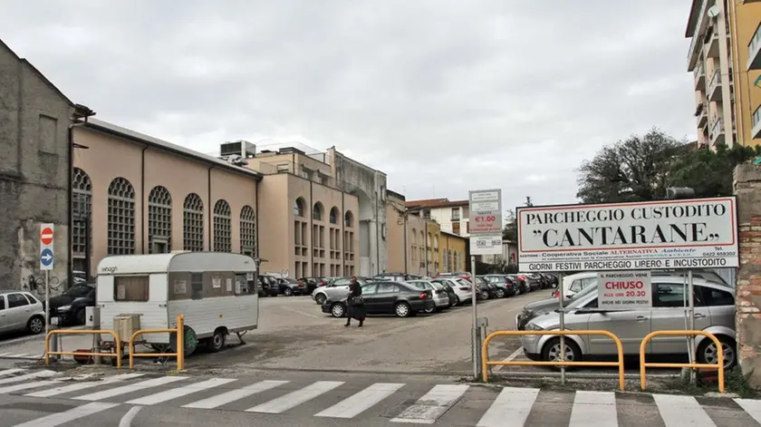 Il parcheggio Cantarane dove sono state rapinate le due ragazze