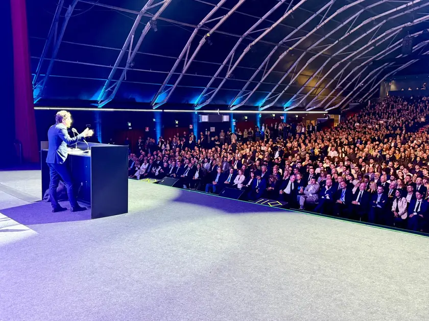 Alberto Stefani sul palco dell'evento per l'avvio della campagna elettorale (foto Agenzia Bianchi)