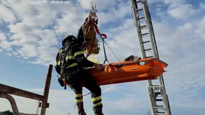 Un momento del salvataggio dell'operaio