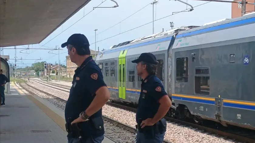 Turista si accascia in stazione a Treviso, rianimata dalla Polfer