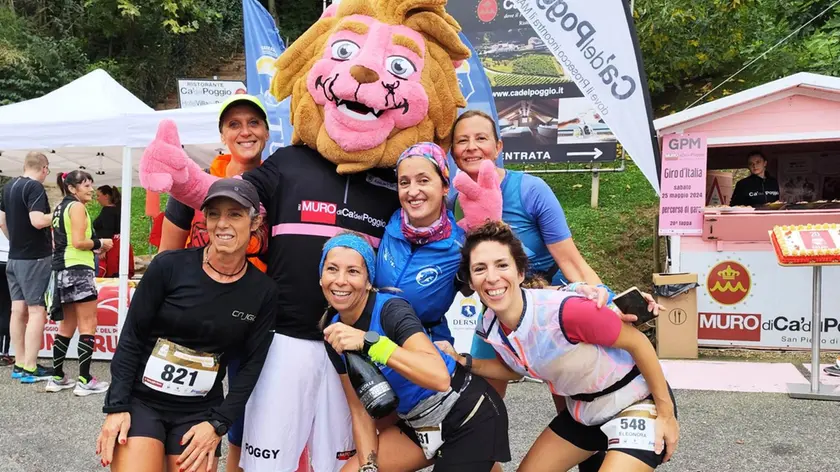 Un gruppo di runners con la mascotte Poggy di Ca' del Poggio