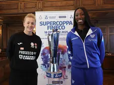 Le capitane Wolosz e Egonu con la Supercoppa in palio al PalaTrieste (Lasorte)
