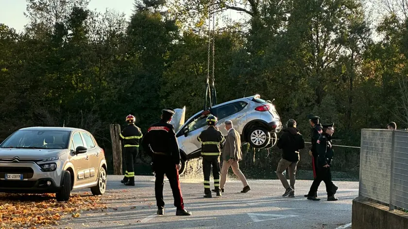 L'auto recuperata nel Sile a Silea
