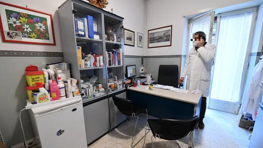 Un medico nel suo ambulatorio