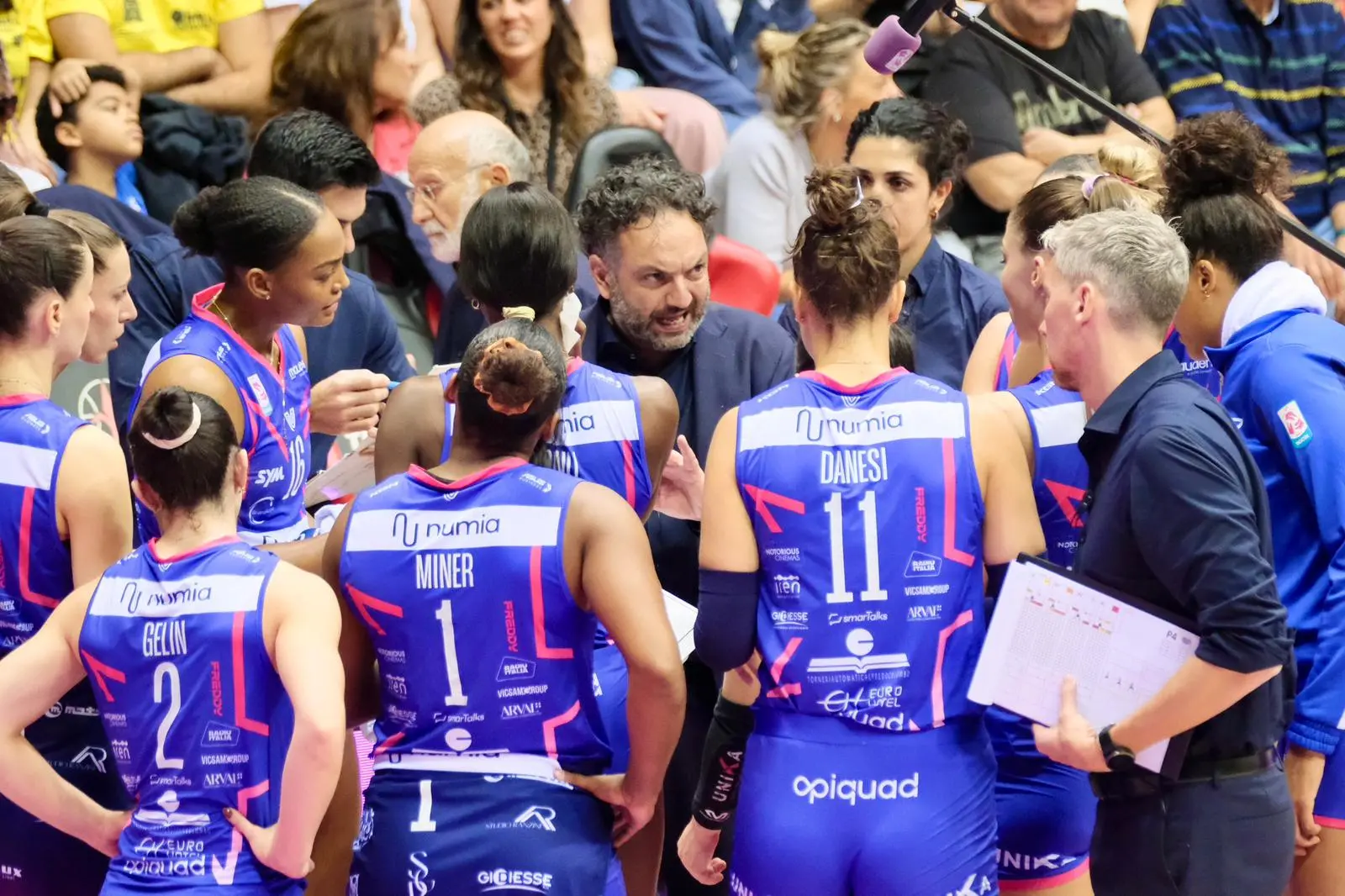 Il volley femminile italiano riparte da Nord Est dove sabato 18 ottobre al PalaTrieste si assegna il primo trofeo della stagione, quella Supercoppa italiana che la Prosecco Doc Conegliano vince ininterrottamente da sette stagioni, e che nelle ultime due l’ha vista primeggiare contro la Numia Vero Volley Milano, nuovamente avversario. Le foto del match di Massimo Silvano