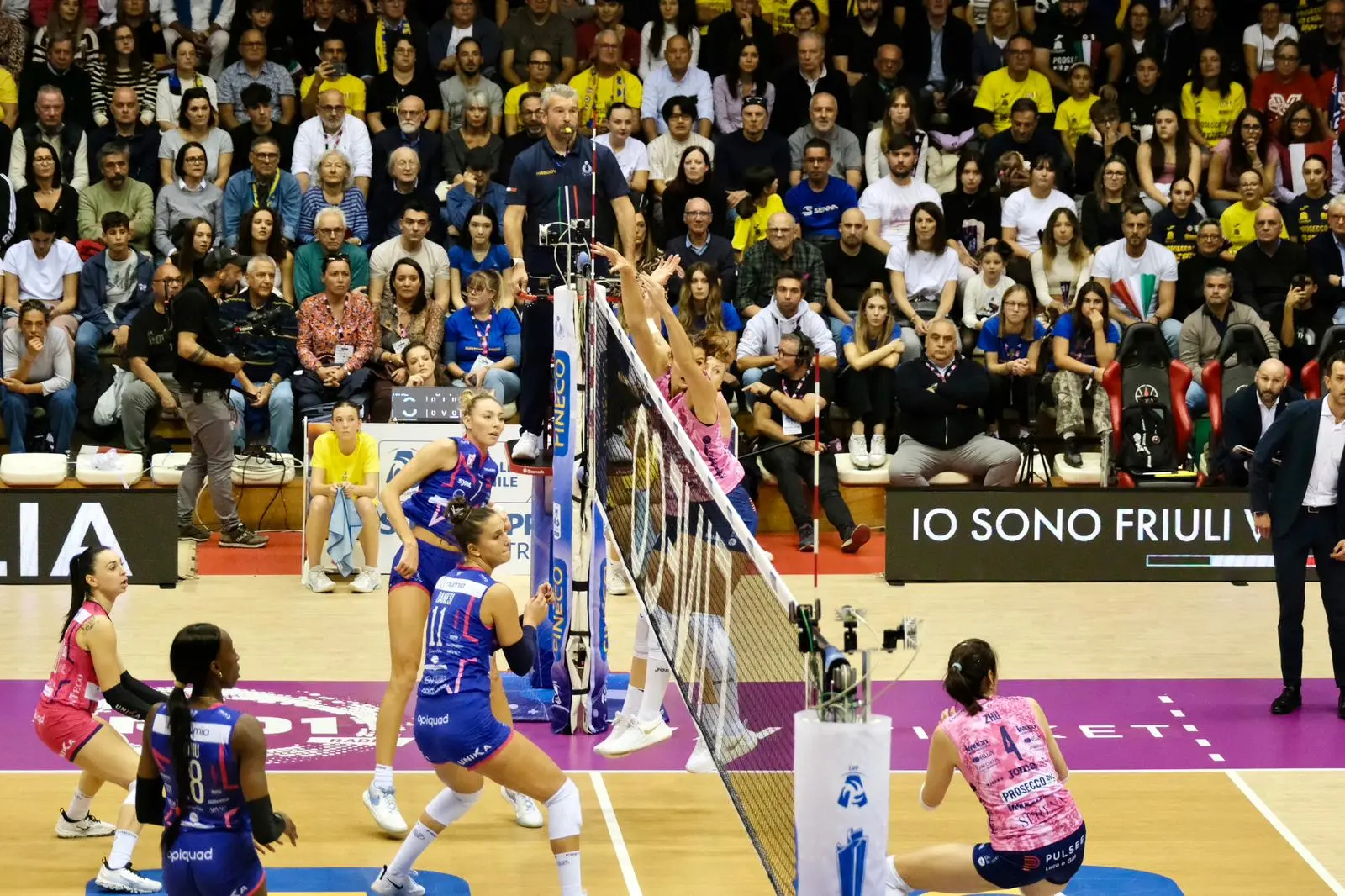 Il volley femminile italiano riparte da Nord Est dove sabato 18 ottobre al PalaTrieste si assegna il primo trofeo della stagione, quella Supercoppa italiana che la Prosecco Doc Conegliano vince ininterrottamente da sette stagioni, e che nelle ultime due l’ha vista primeggiare contro la Numia Vero Volley Milano, nuovamente avversario. Le foto del match di Massimo Silvano